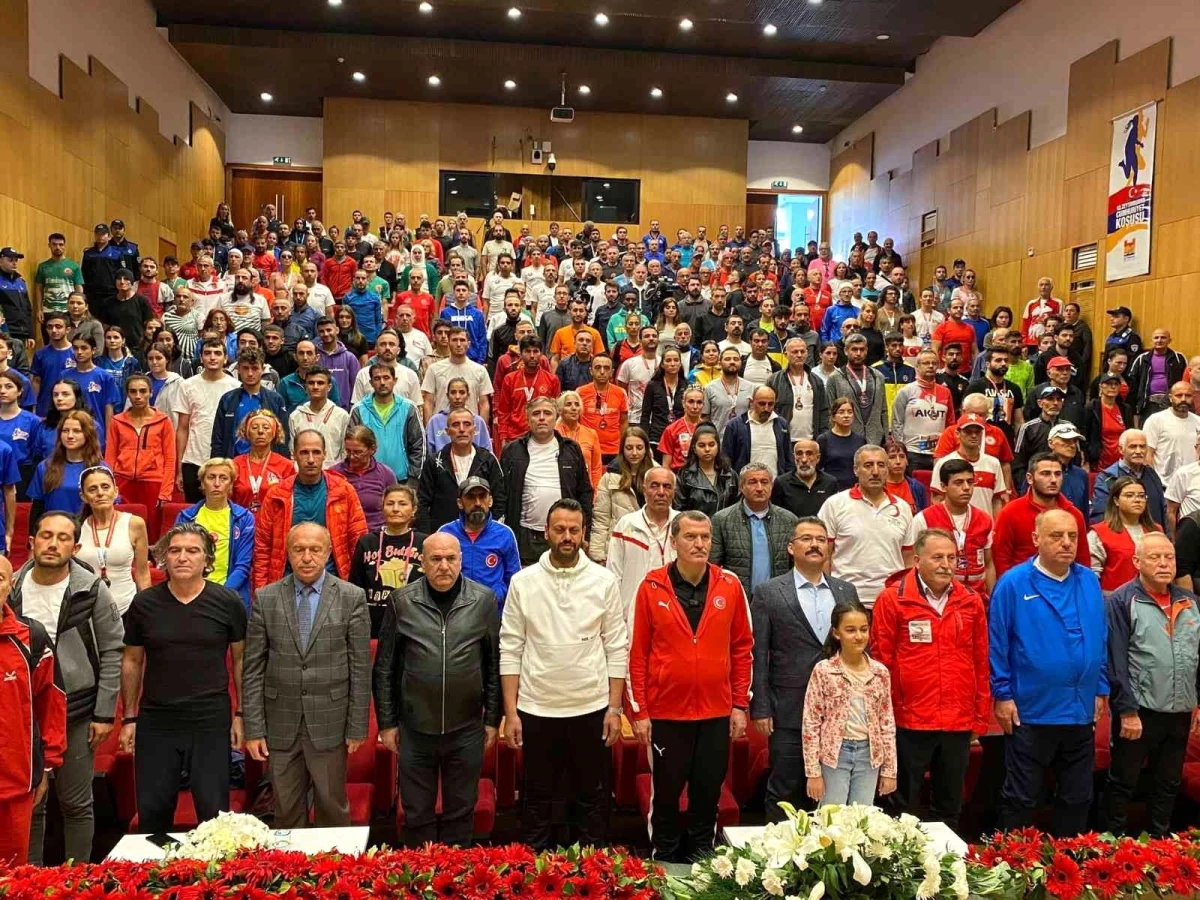 13. Uluslararası Zeytinburnu Cumhuriyet Koşusu renkli görüntüler oluşturdu