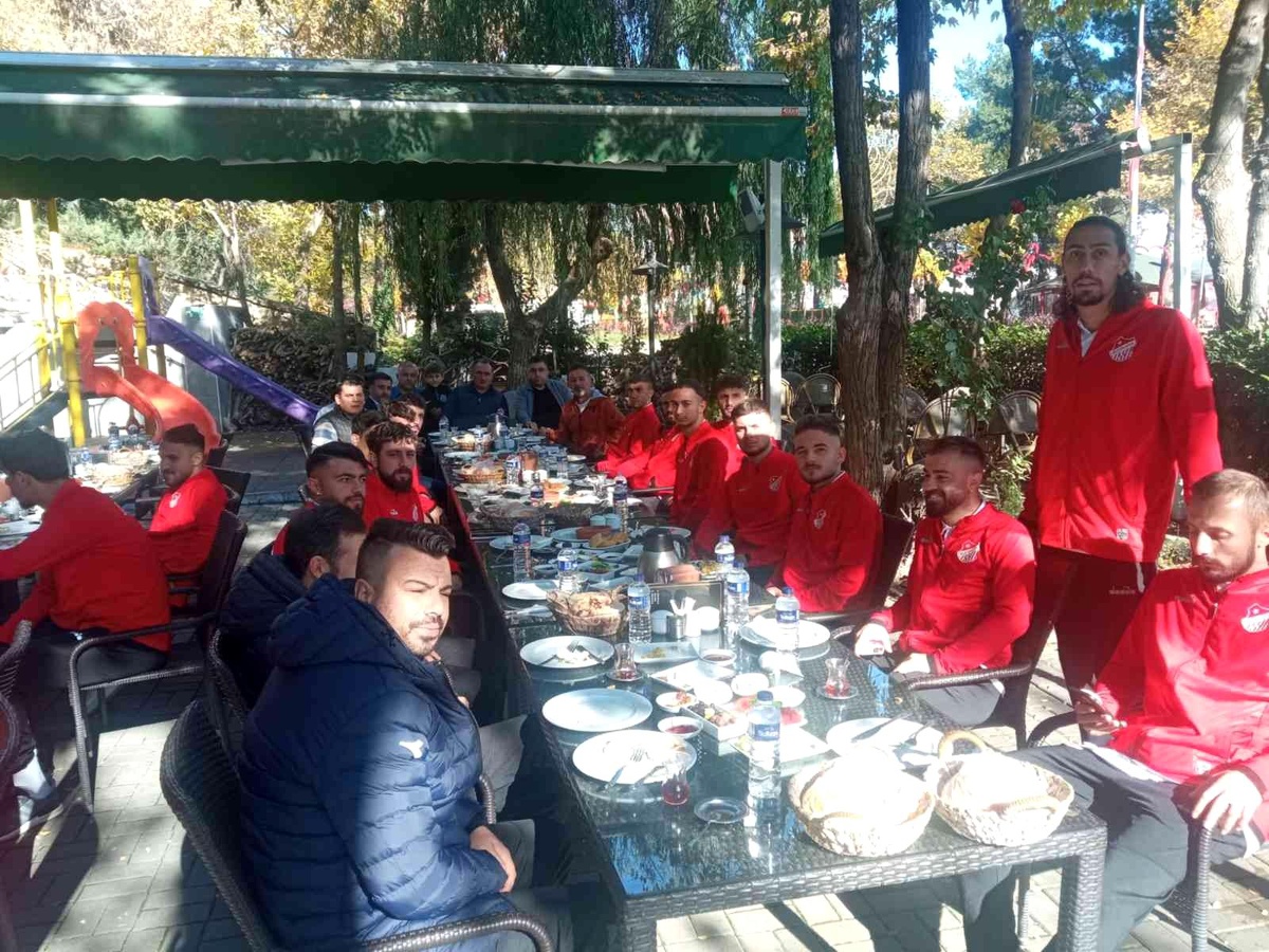 1969 Bilecik Spor Kulübü futbolcularına zorlu maç öncesi moral kahvaltısı