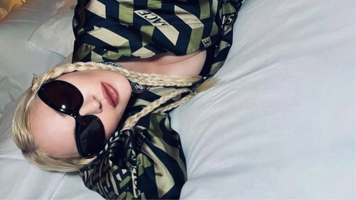Ünlü şarkıcı Madonna, üstsüz pozunu 18 milyon takipçisiyle paylaştı