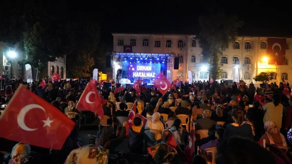 Adıyamanlılar, cumhuriyet coşkusunu Orhan Hakalmaz\'la yaşadı