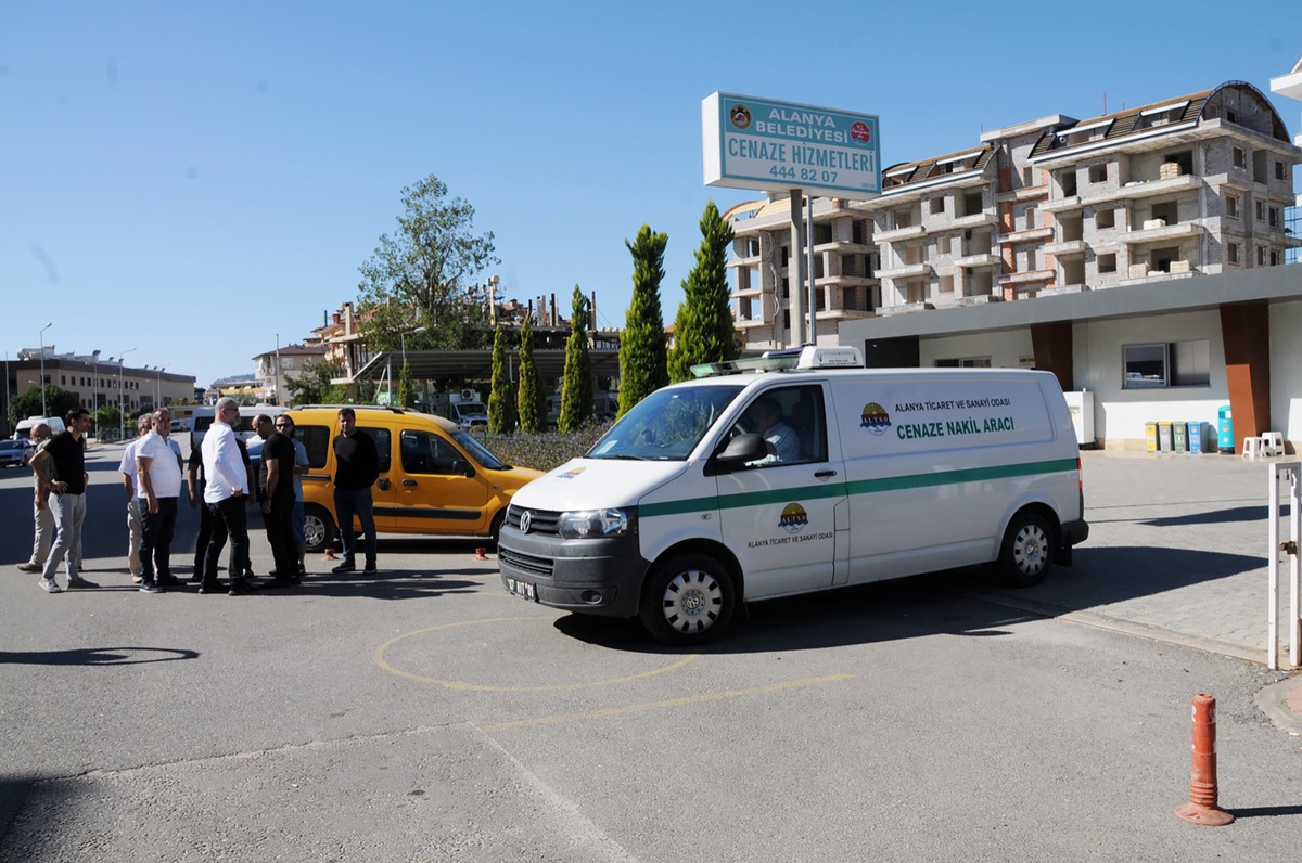 Alanya\'da minibüsün çarptığı gazeteci hayatını kaybetti