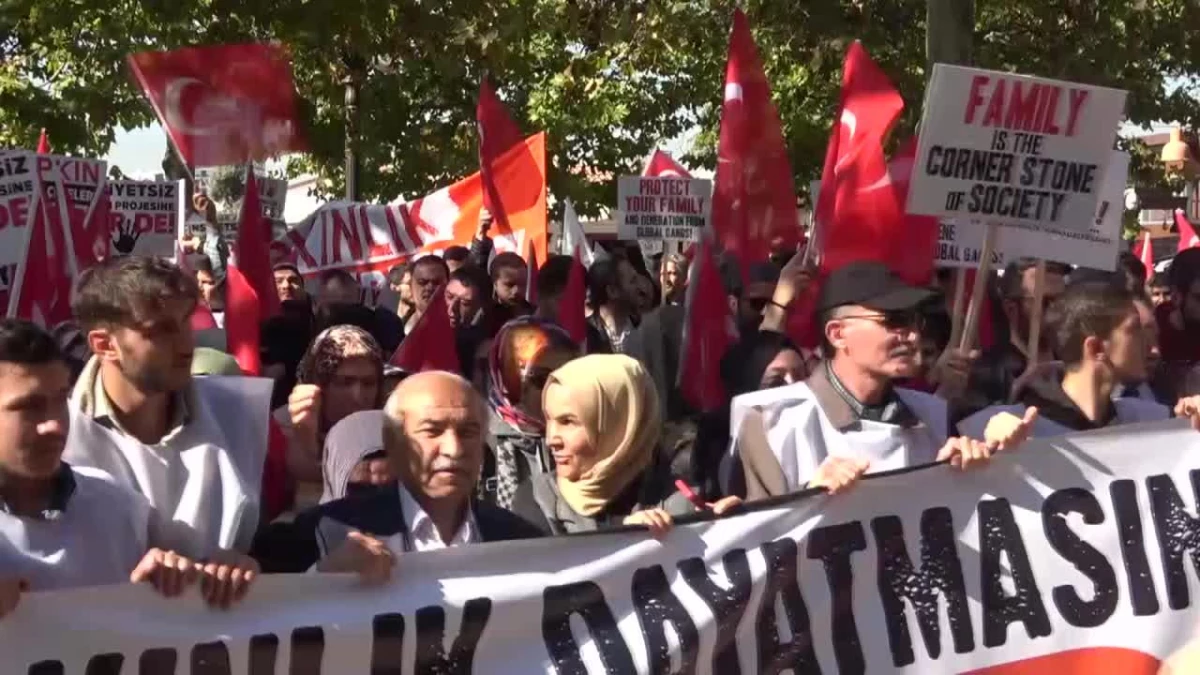Ankara\'da İstanbul Sözleşmesi ve Lgbti Karşıtı "Ailen Saldırı Altında Yürüyüşü" Yapıldı: "Cinsiyetsiz Toplum Projesine \'Dur\' De"
