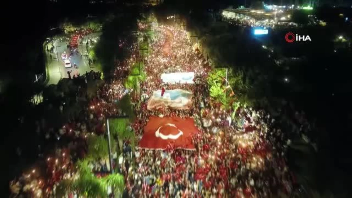 Binlerce vatandaş 400 metrelik bayrakla ve meşaleler eşliğinde yürüdü