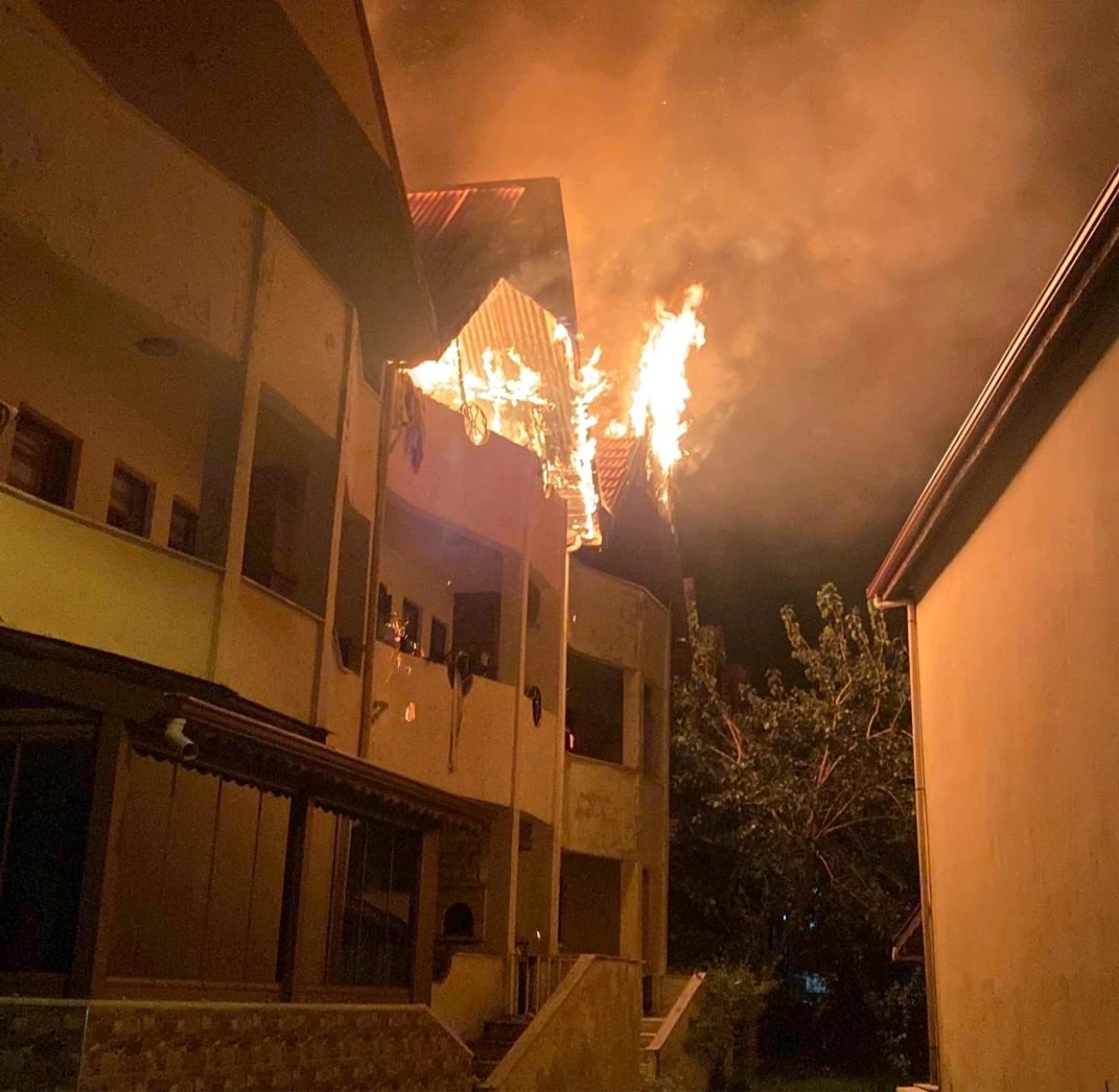 Bitişik 2 villa alev alev yandı