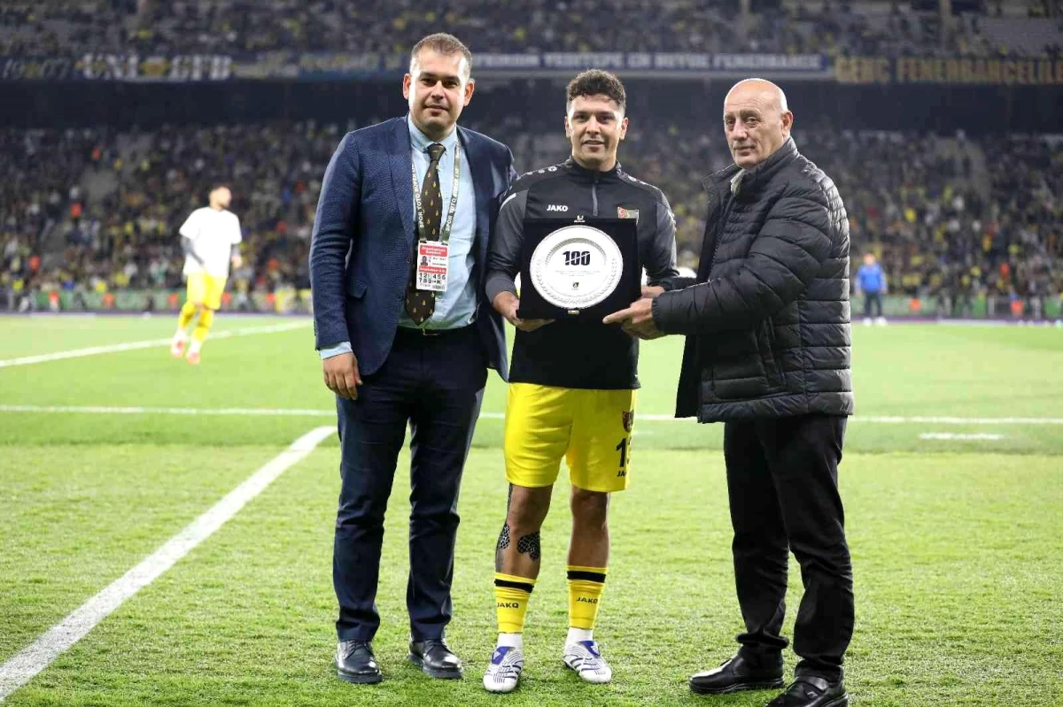 İstanbulspor ile 100. maçına çıkan Oğuzhan Berber\'e plaket verildi