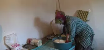 Kadınlar soğuk havaya rağmen tandır ekmeğinden vazgeçmiyor