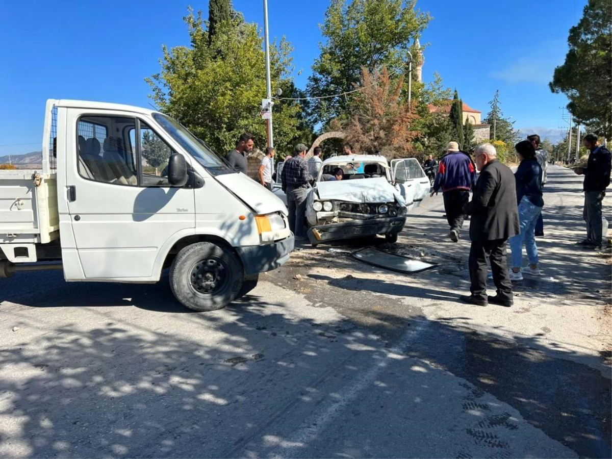 Kamyonetle otomobil kafa kafaya çarpıştı; 1 ölü 3 yaralı