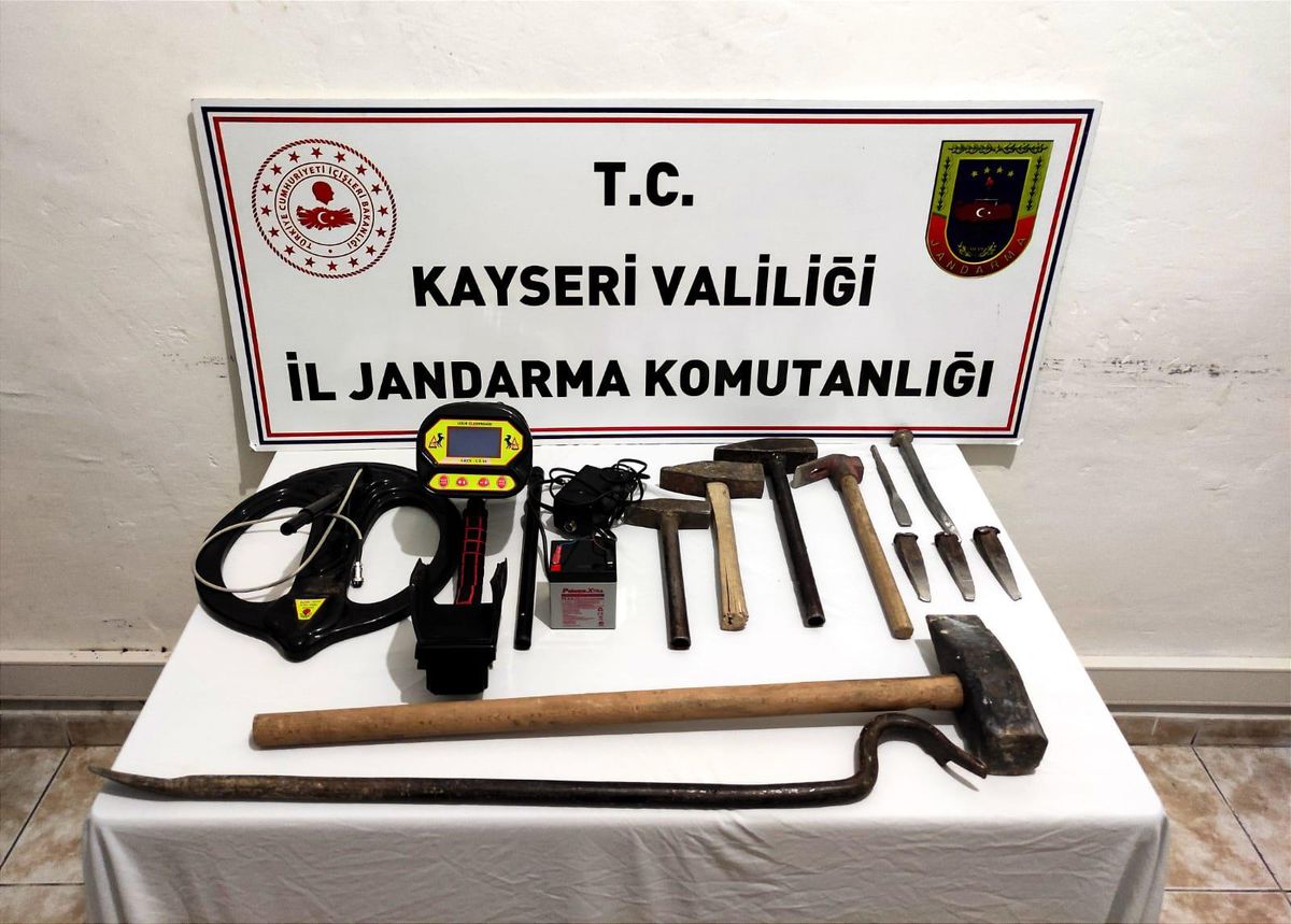 Kayseri\'de dedektörle define aradığı iddia edilen 2 şüpheli yakalandı