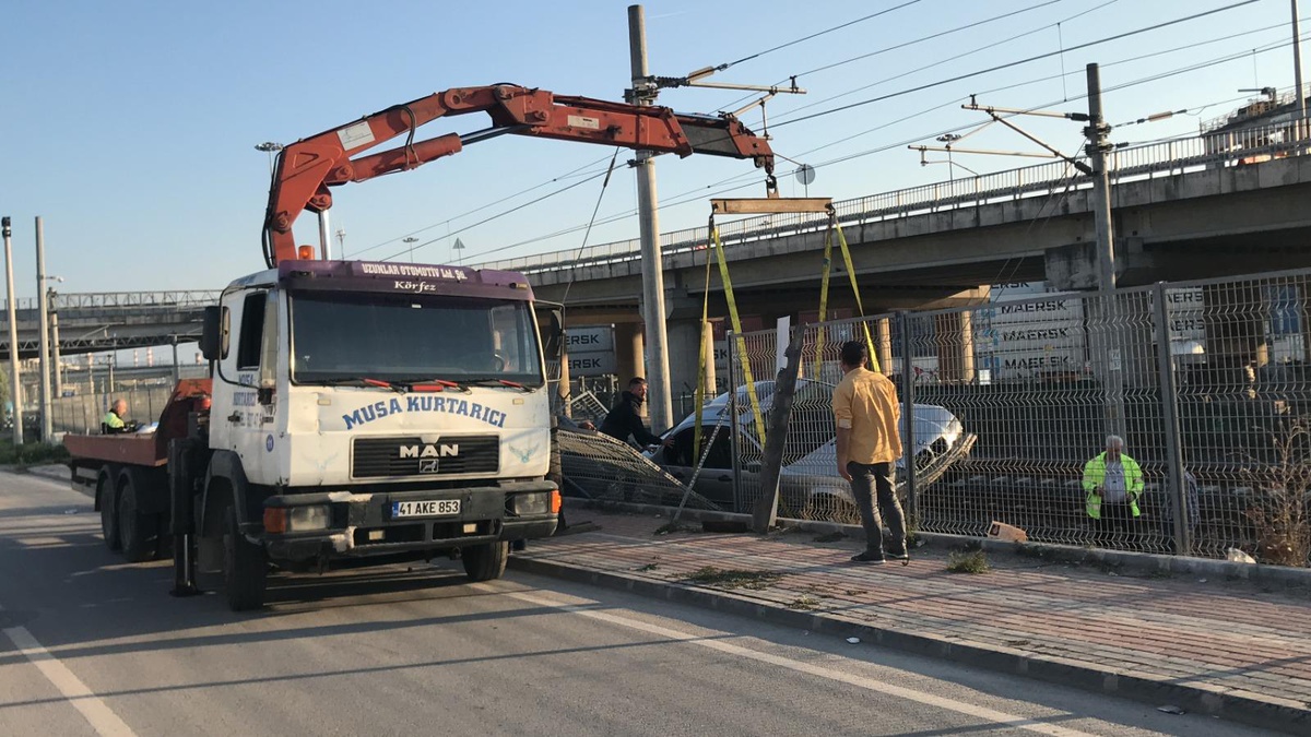 Kocaeli\'de raylara düşen otomobil, tren seferlerini aksattı