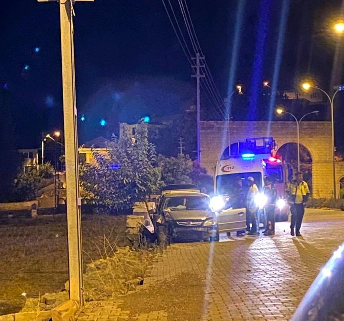 Otomobil istinat duvarına çarptı: 2 yaralı
