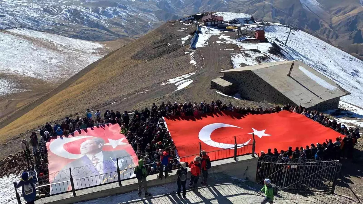 Palandöken\'in karlı zirvesinde dinmeyen Cumhuriyet coşkusu