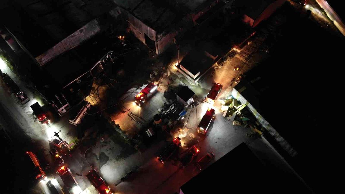 Sakarya\'da sünger fabrikasındaki yangın kontrol altına alındı