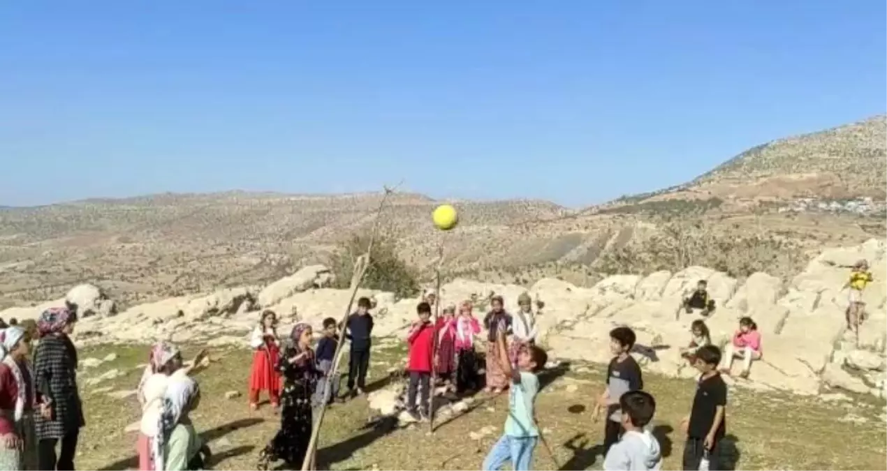 Siirtli çocuklar ip ve odun parçasından voleybol sahası yapıp gönüllerince eğlendi