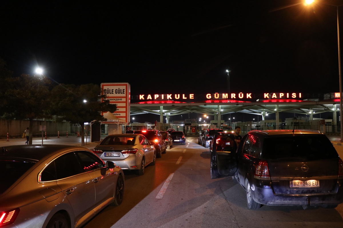 Sınır kapılarındaki işletim sistemlerinde güncelleme nedeniyle aksayan araç trafiği normale döndü
