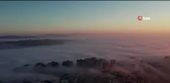 Sis bulutları güneş ile bütünleşti, mest eden manzara ortaya çıktı