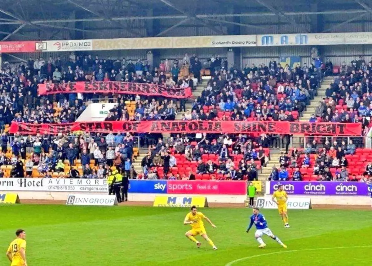 St. Johnstone taraftarlarının açtığı Eskişehirspor pankartı İskoçya Ligi\'ne damga vurdu