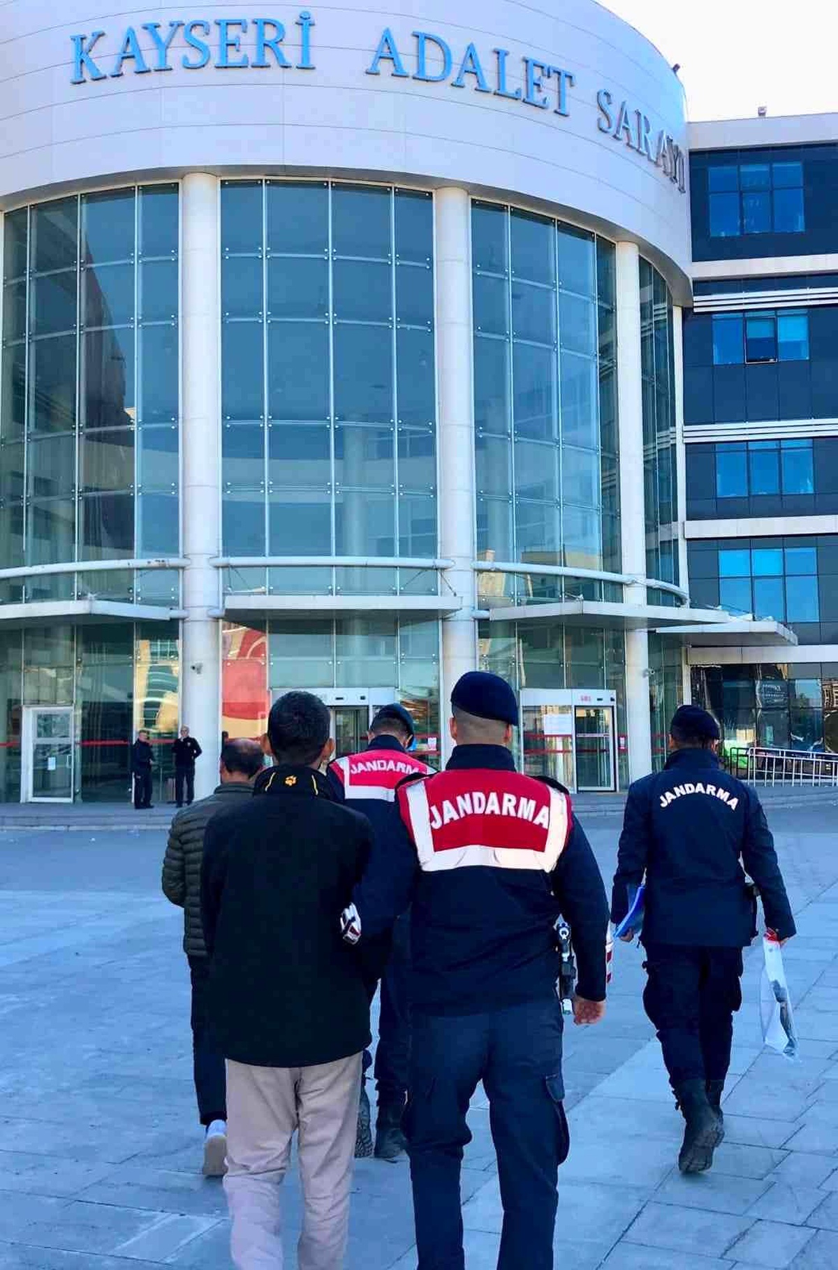 Suçüstü yakalanan şüpheliler suç makinesi çıktı