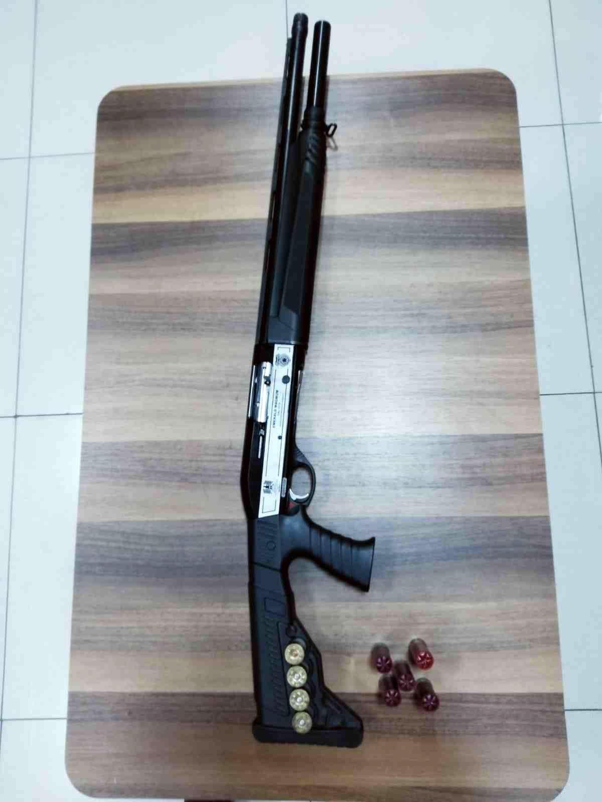 Şüpheli araçtan ruhsatsız av tüfeği çıktı