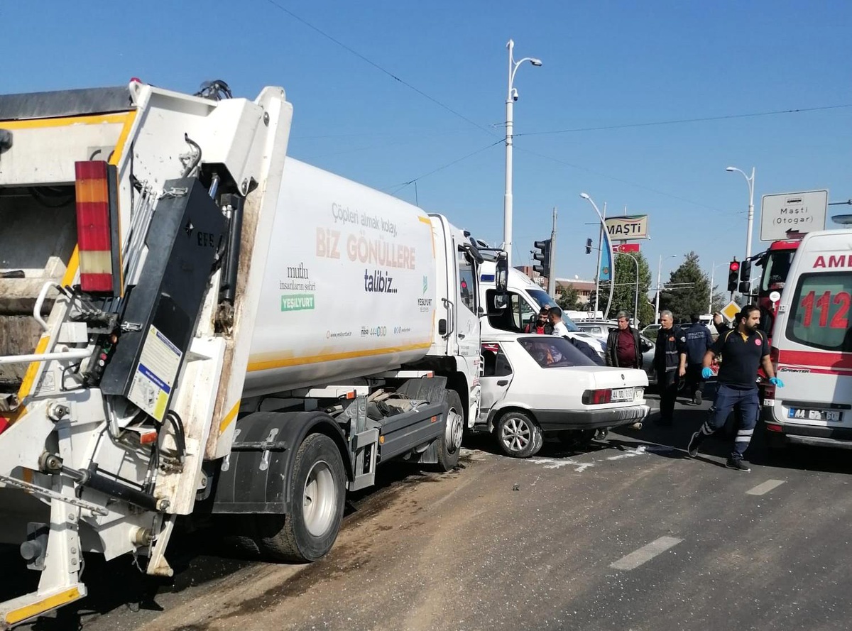 Üç aracın karıştığı kazada 2 kişi yaralandı