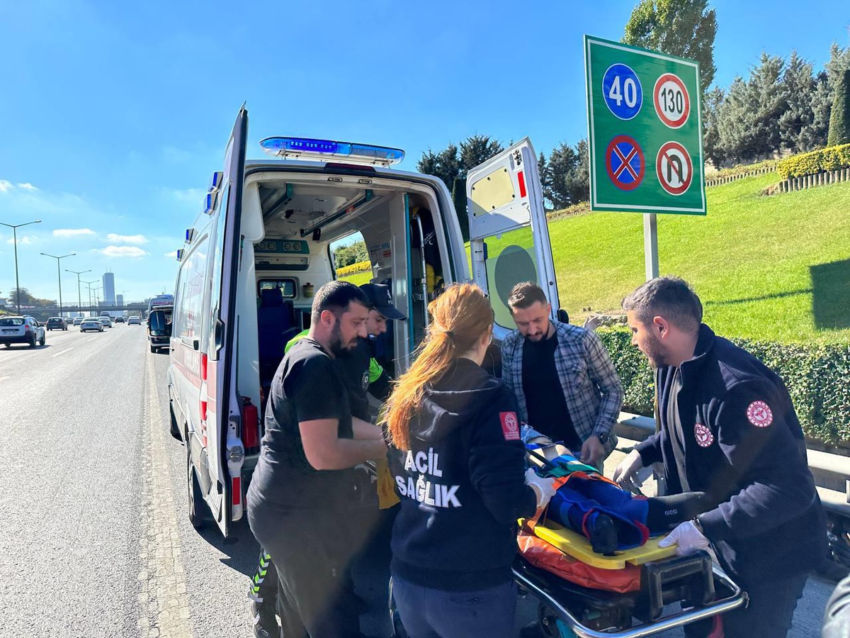 Ümraniye\'de otomobile çarpıp bariyerlere savrulan motosikletin sürücüsü yaralandı