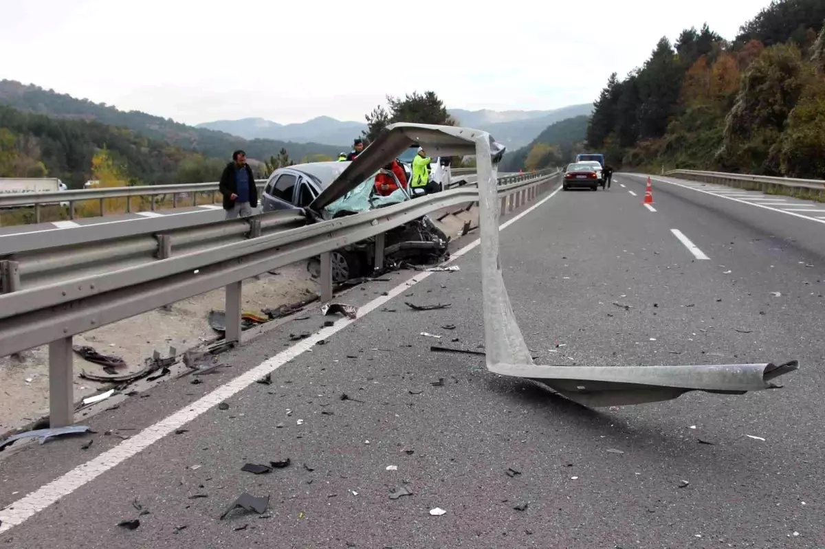 80 kilometre hızla çarptığı bariyerleri parçaladı: 4 yaralı