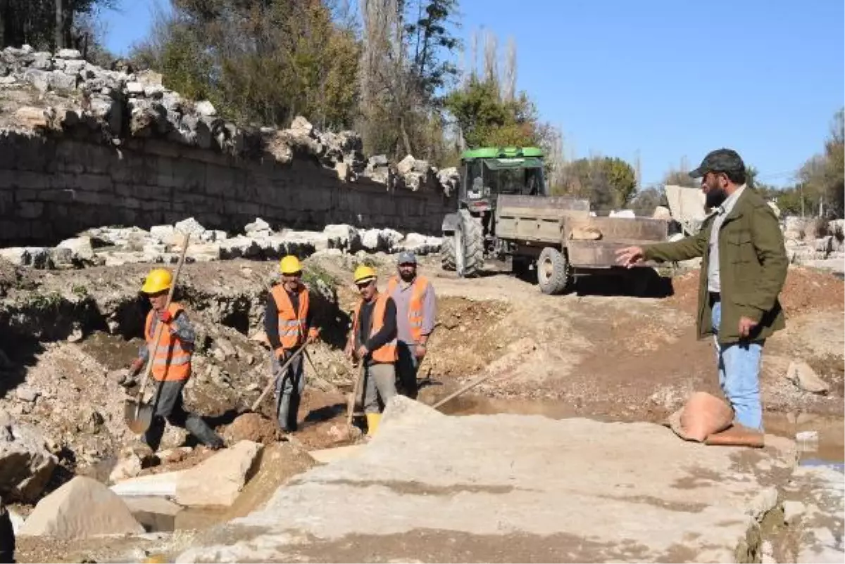 Aizanoi Antik Kenti\'nde 2 bin yıllık heykel parçaları gün yüzüne çıkarıldı