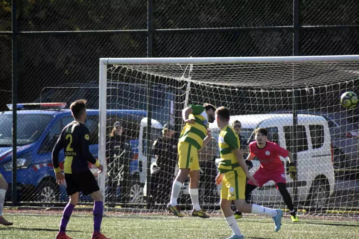 Amatör maçta rakibiyle havada çarpışan futbolcu yürekleri ağza getirdi