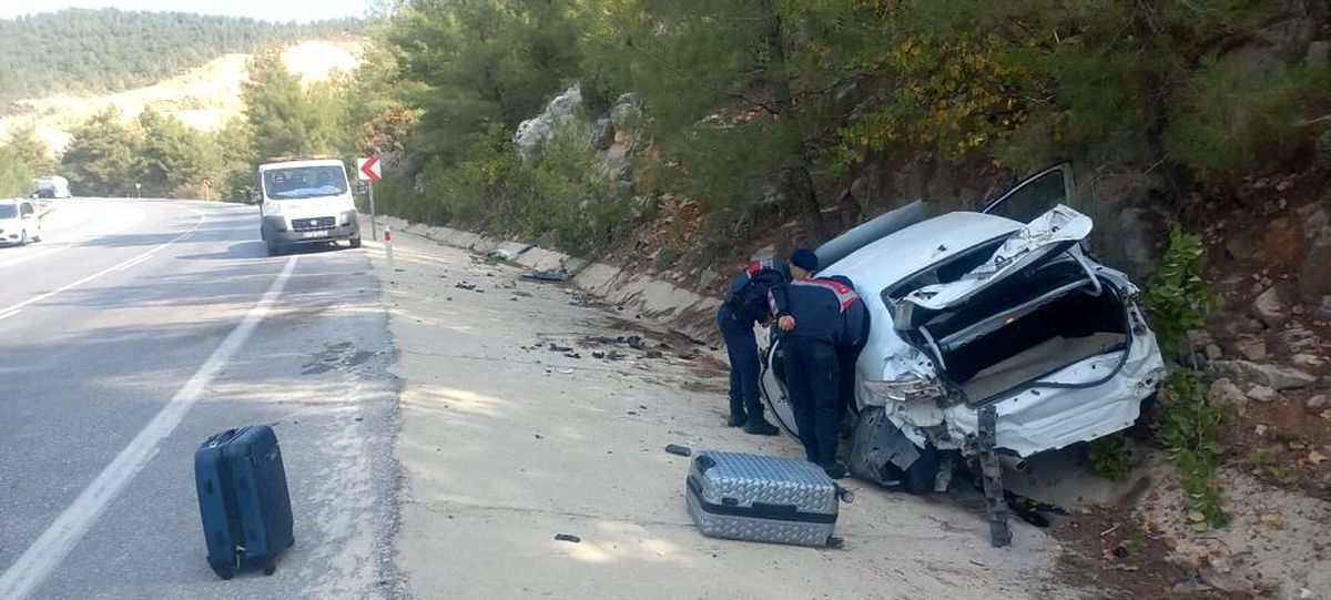 Antalya\'da trafik kazası; 2 yaralı
