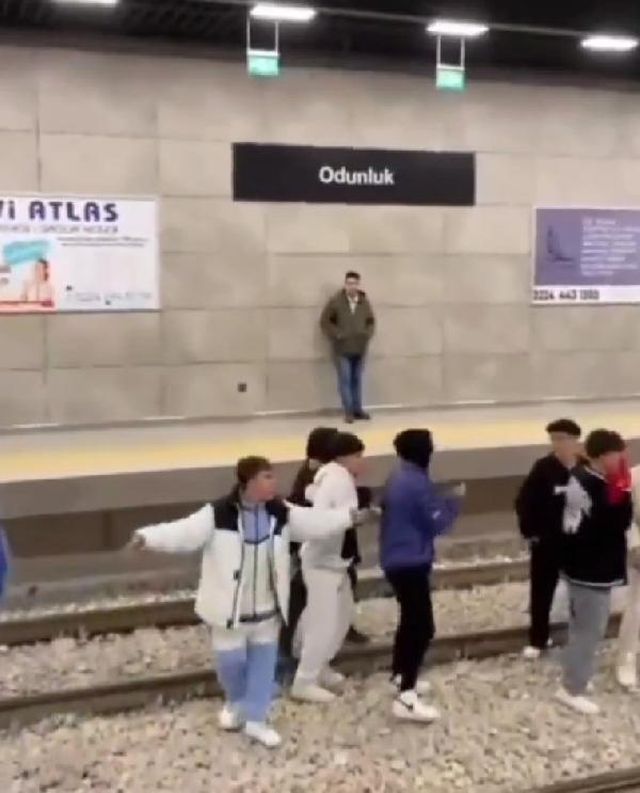Bursa'da anlam verilemeyen anlar! Bir grup genç metro raylarına atladı, vatandaşlar bakakaldı