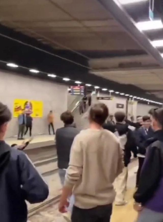 Bursa'da anlam verilemeyen anlar! Bir grup genç metro raylarına atladı, vatandaşlar bakakaldı