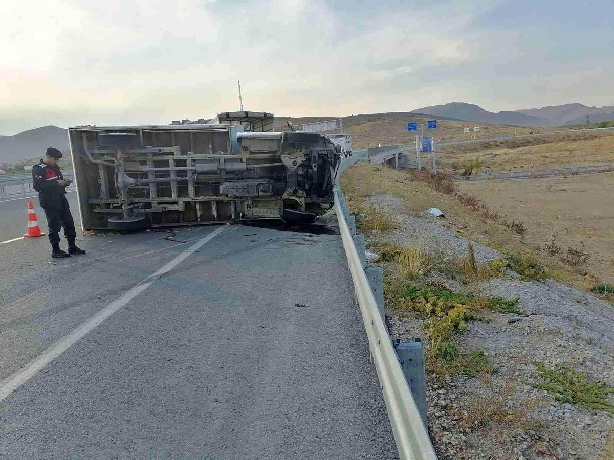 Devrilen kamyonun sürücüsü yaralandı