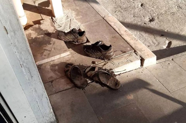 Hastane kirlenmesin diye çamurlu ayakkabılarını çıkarıp girdiler