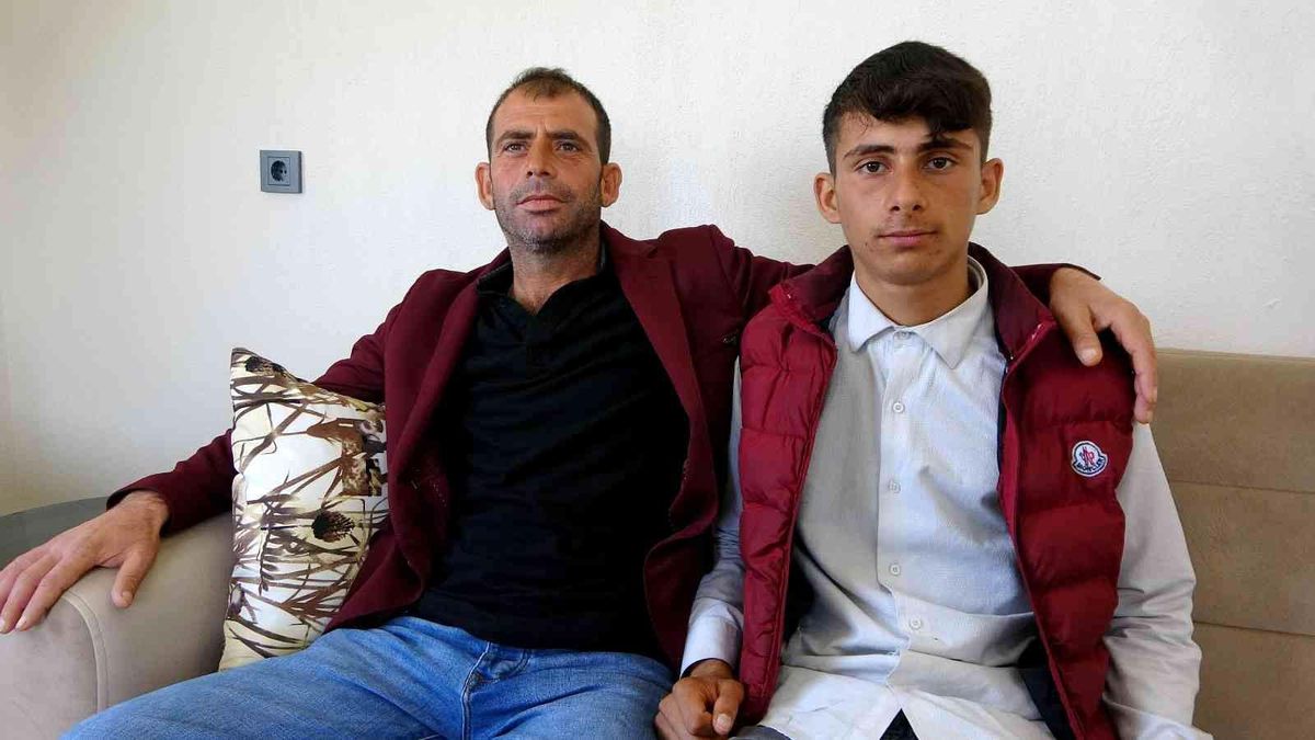 Hastaneye çamurlu ayakkabılarını çıkartıp giren baba ve oğlu o anları anlattı