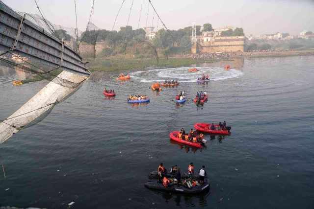 Hindistan'da köprünün çökme anına ait görüntüler ortaya çıktı