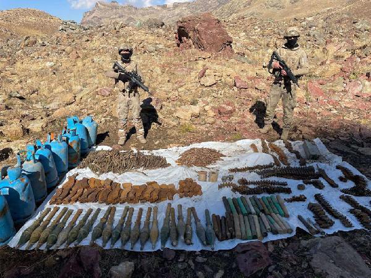 İçişleri: Hakkari\'de teröristlerin silah ve mühimmatı imha edildi