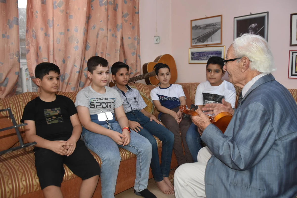 Irak\'ta emekli müzik öğretmeni çocuklara Kerkük türkülerini sevdiriyor