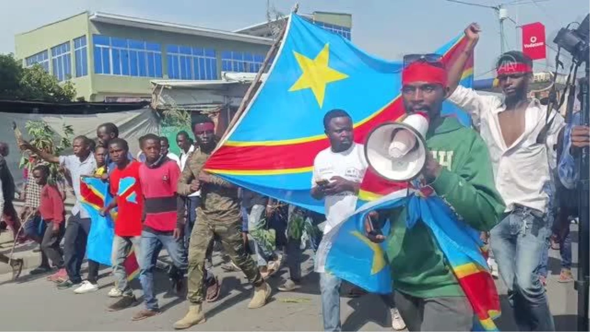 İsyancılardan kaçan Kongolular Ruanda\'ya sığınmak için gösteri düzenledi (2)