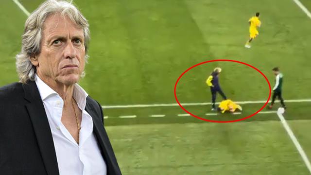 Jorge Jesus'un sakatlık yaşayan İstanbulsporlu futbolcuya tekme attığı görüntüler büyük tepki çekti Jorge Jesus'un sakatlık yaşayan İstanbulsporlu futbolcuya tekme attığı görüntüler büyük tepki çekti