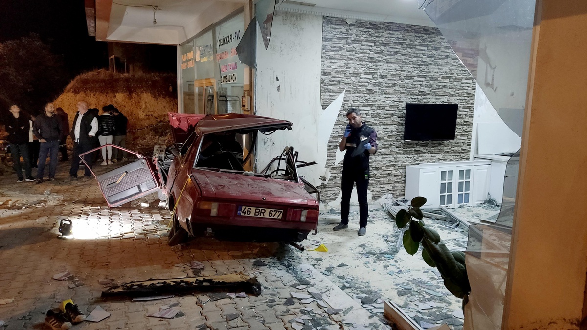 Kahramanmaraş\'ta otomobil iş yerine girdi
