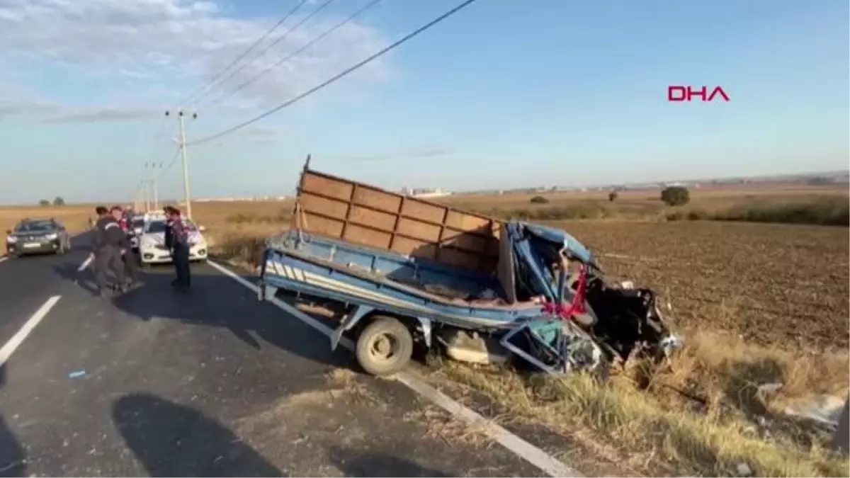 Kamyonet elektrik direğine çarptı; 1\'i bebek 2 ölü, 6 yaralı