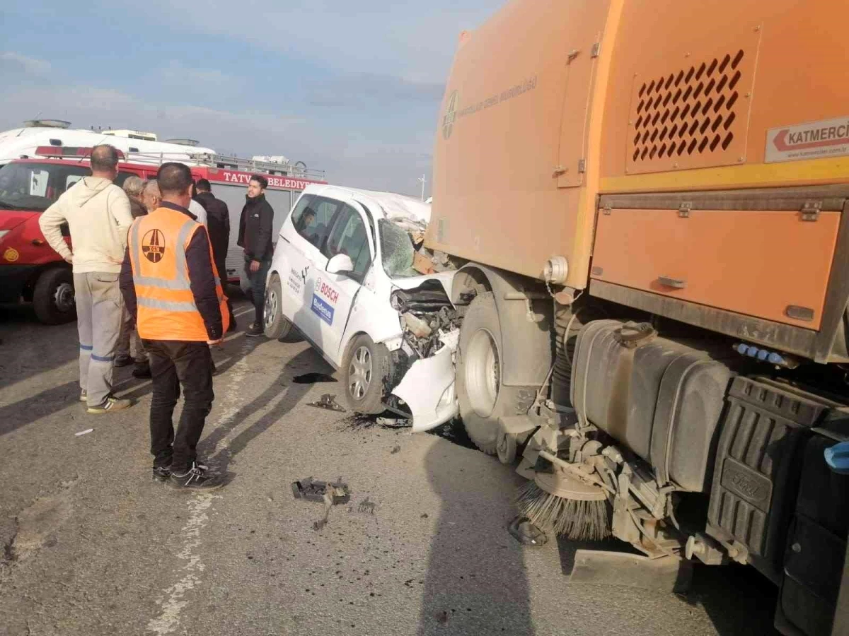 Kamyonet yol temizleme aracına çarptı: 2 yaralı