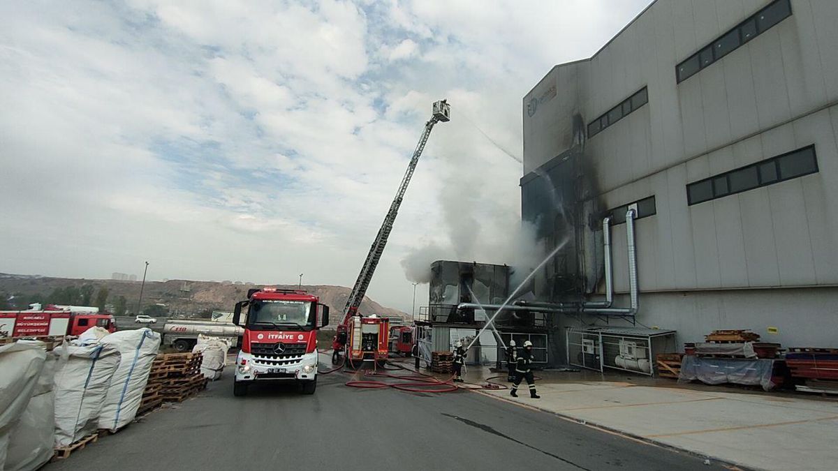 Kocaeli\'de mobilya fabrikasının talaş silosunda çıkan yangın söndürüldü
