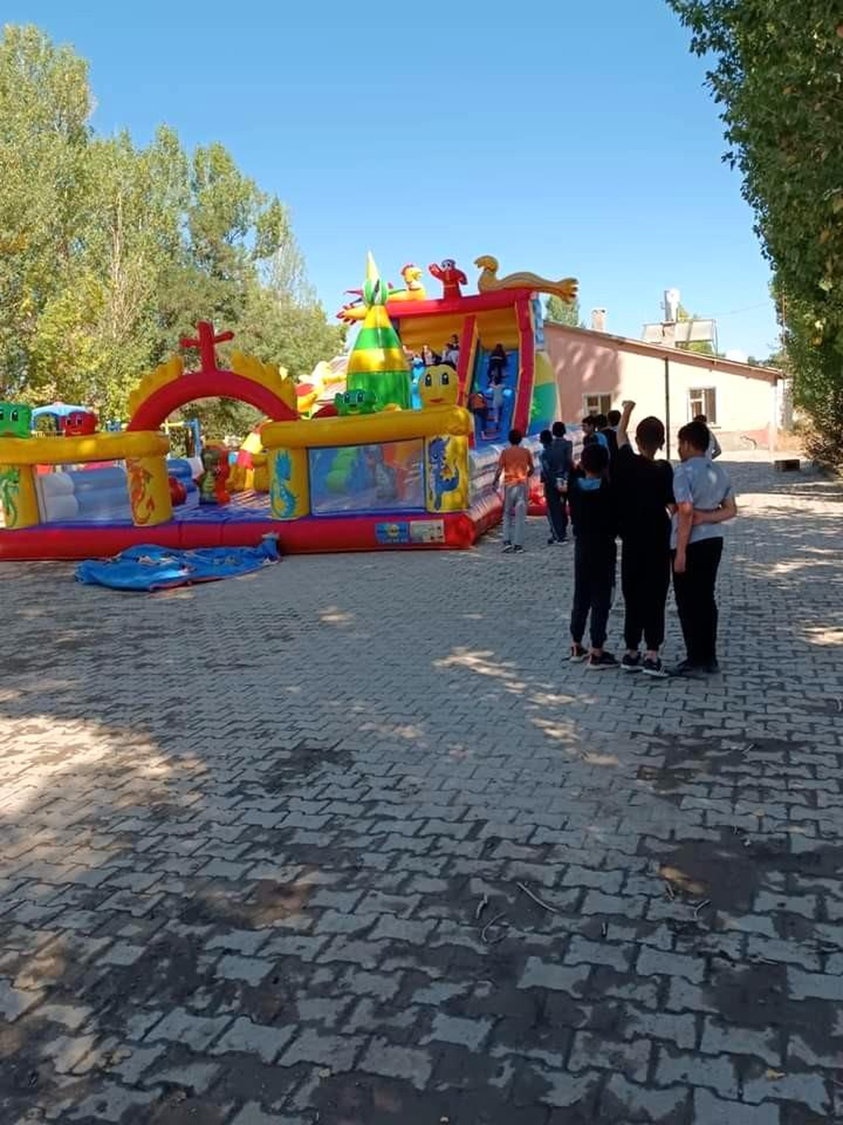 Özalp Belediyesinden seyyar oyun parkı hizmeti