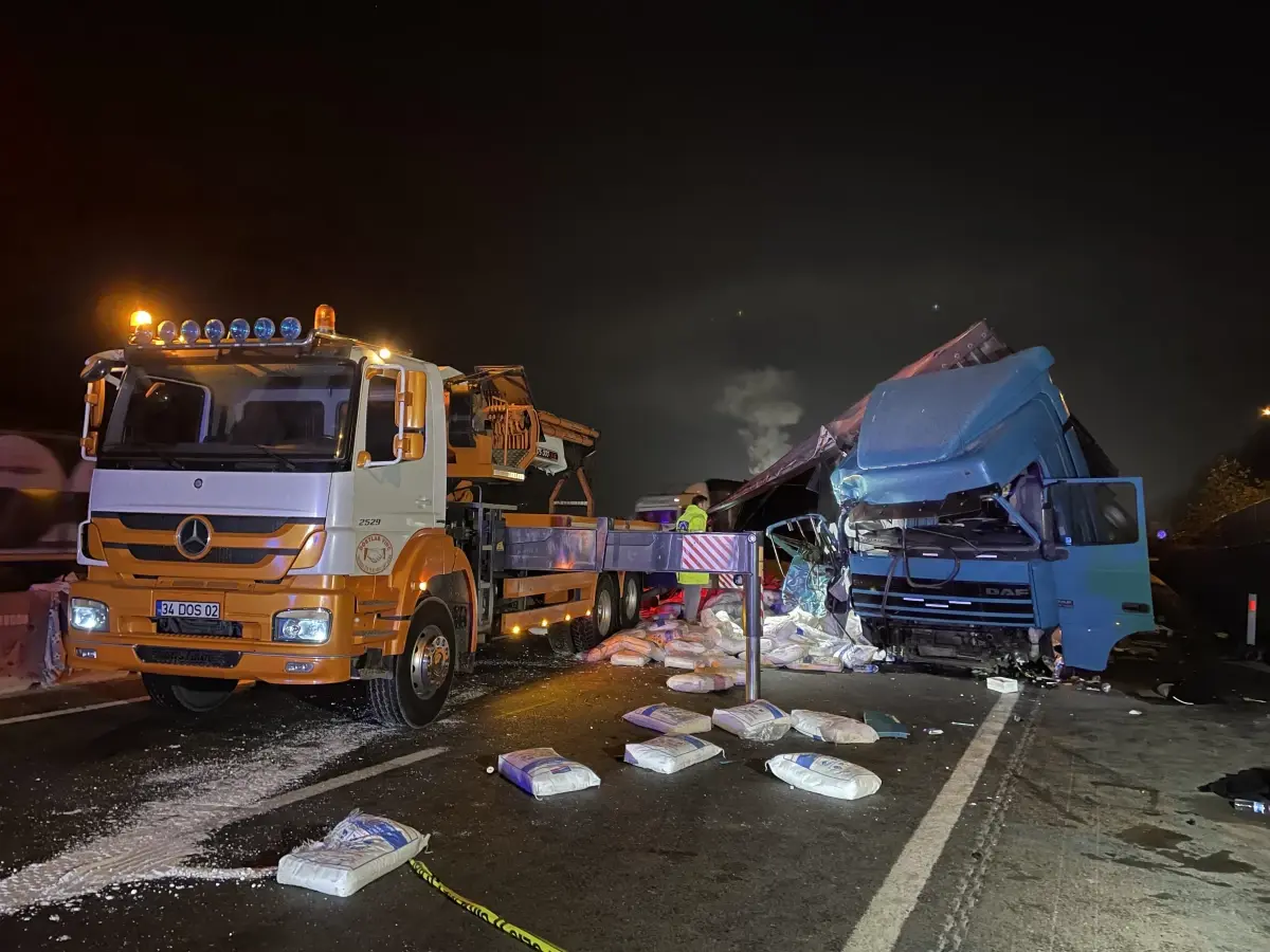 Kamyona çarparak devrilen tırdaki 1 kişi öldü, 1 kişi yaralandı