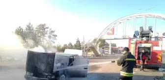 Seyir halindeki otomobil alev aldı