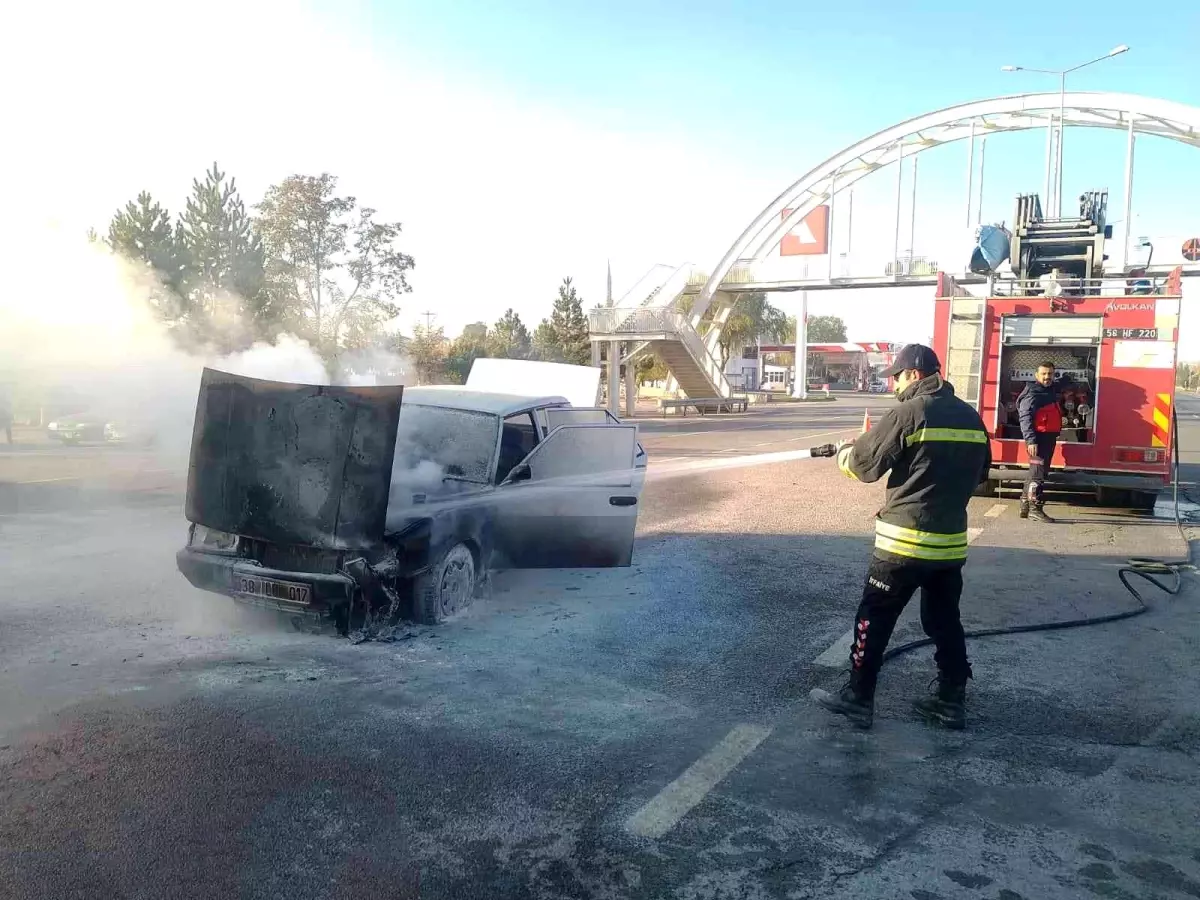Seyir halindeki otomobil alev aldı