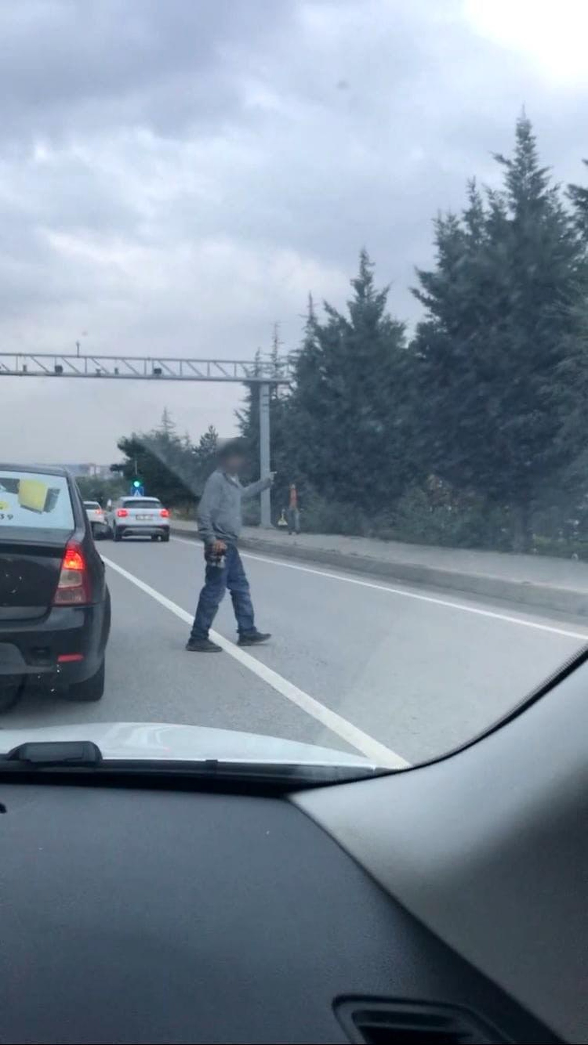 Seyir halindeki trafikte yola atlayarak adeta kazaya davetiye çıkardı
