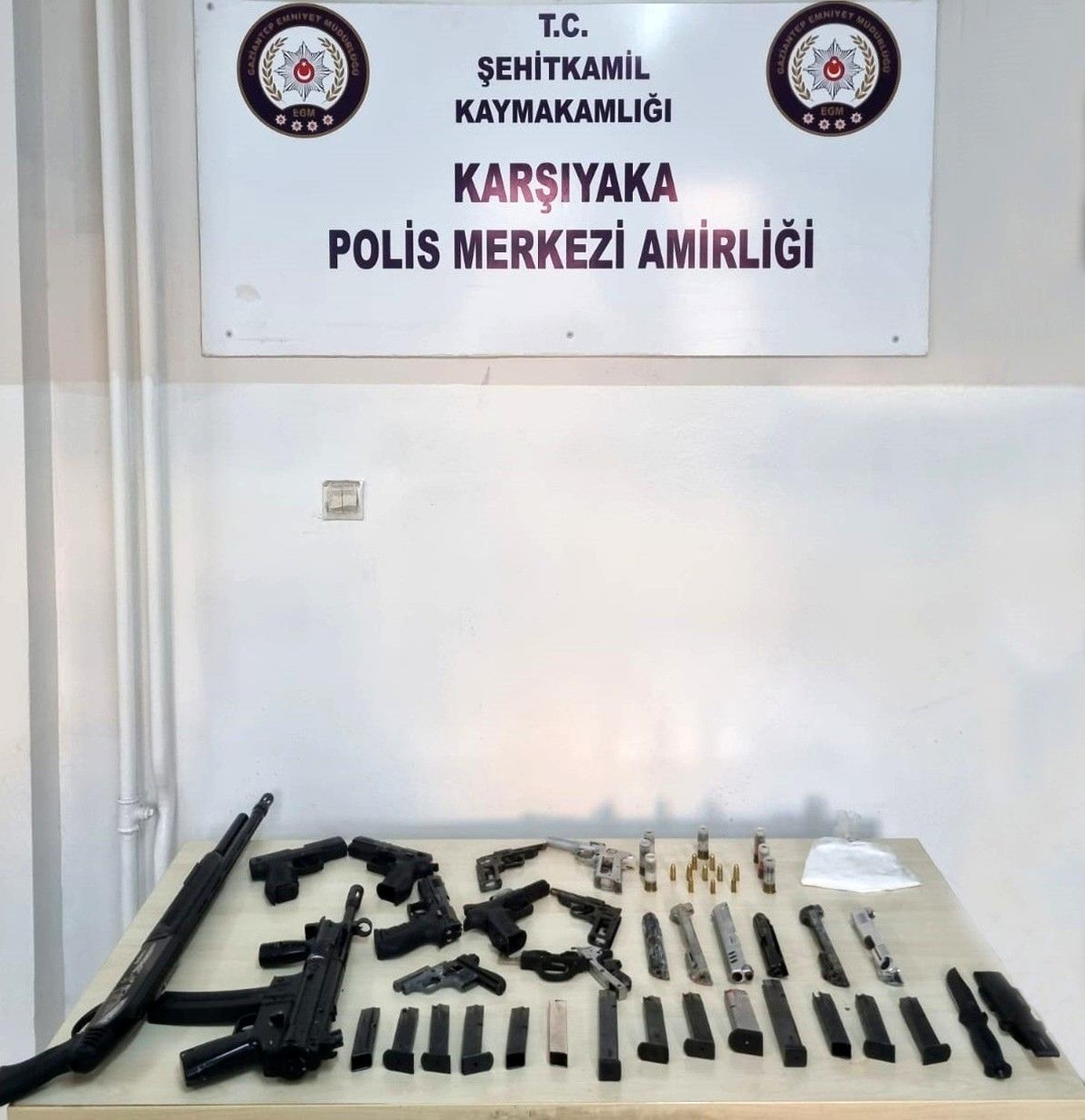 Sosyal medyadan silah ve kesici alet teşhir eden şüpheli yakalandı
