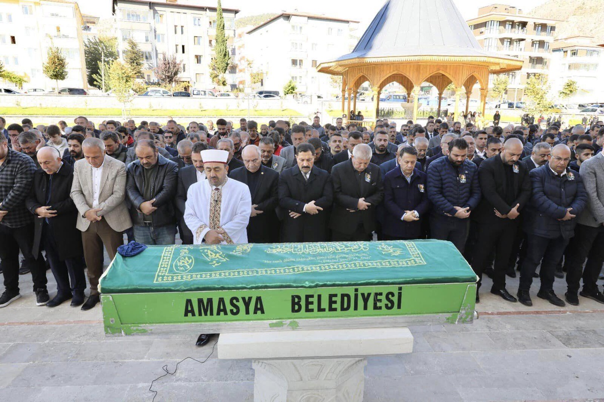 Trafik kazasında vefat eden gazeteci Amasya\'da son yolculuğuna uğurlandı