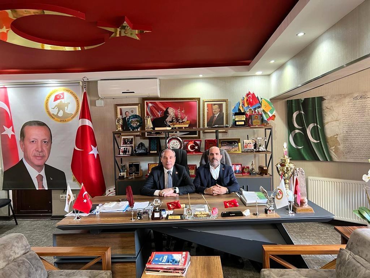 Türk bayrağını yere atan CHP\'li başkana tepki